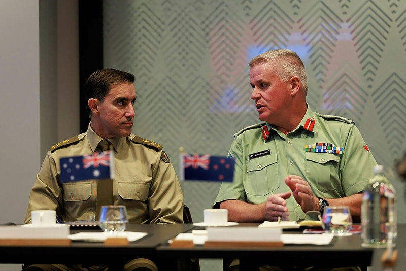 澳洲陸軍總司令史徒華（左）與紐西蘭陸軍總司令波斯韋爾討論新簽署的「澳紐軍團計畫」，內容包括兩國特種部隊間將繼續合作，提升協同行動能力。（澳洲國防部提供）中央社記者鍾佑貞伊斯坦堡傳真  112年4月19日