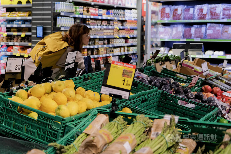 西班牙通膨雖降溫，但食物價格居高不下。圖為民眾在馬德里一間超市選購蔬菜。中央社記者胡家綺馬德里攝  112年4月19日