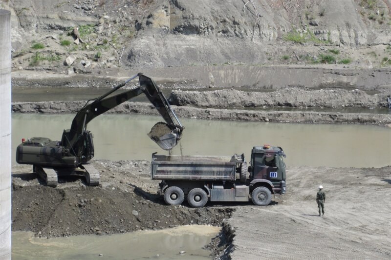 圖為國軍協助曾文水庫清淤作業。（台南市政府提供）