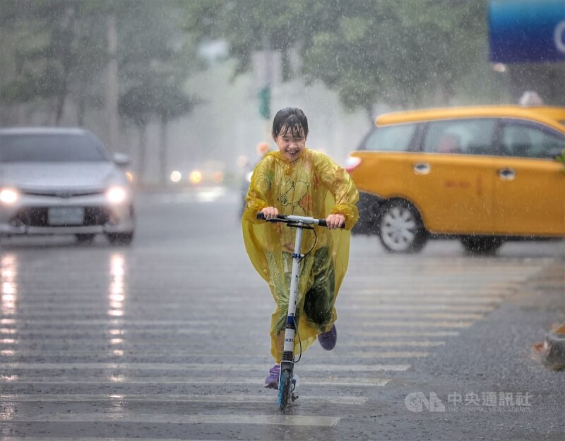 圖為台北市信義區民眾下午在雨中過馬路。中央社記者王飛華攝 112年4月19日