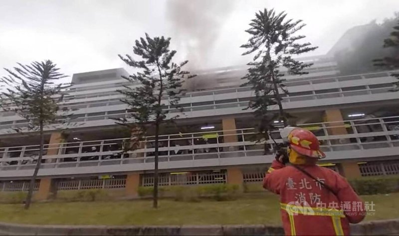 位於台北市大安區的台灣大學工科海洋實驗室19日下午發生火警，建物3樓冒出大量黑煙，警消獲報立即到場救援，幸無人傷亡。（翻攝照片）中央社記者黃麗芸傳真  112年4月19日