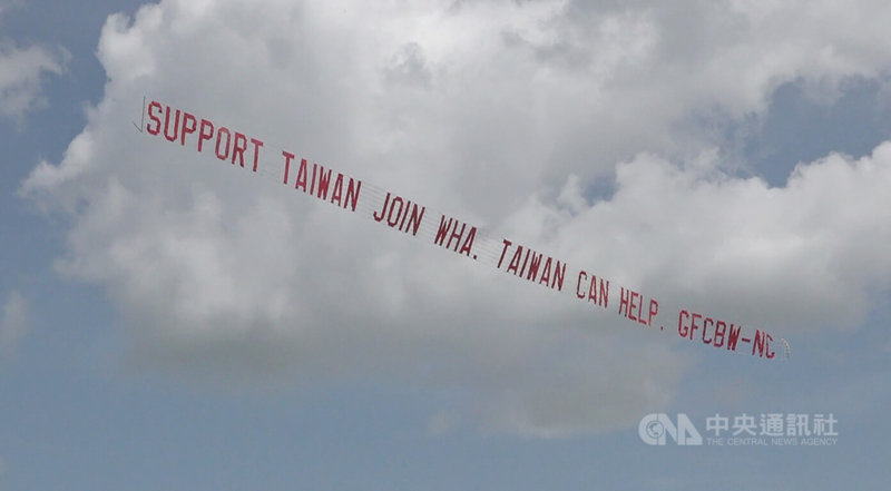 印有「支持台灣加入WHA、台灣可以幫忙」英文標語的旗幟，18日在飛行員操縱下繞行加州東灣機場上空數圈，傳達台灣參與世衛大會（WHA）的訴求。中央社記者張欣瑜舊金山攝  112年4月19日