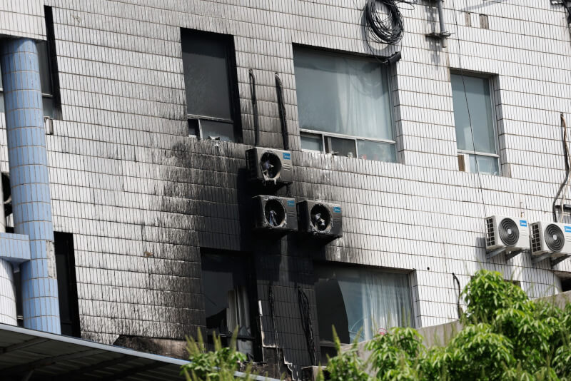 北京長峰醫院18日中午發生火災已釀成29人死亡。圖為醫院外被燒毀的冷氣機。（路透社）