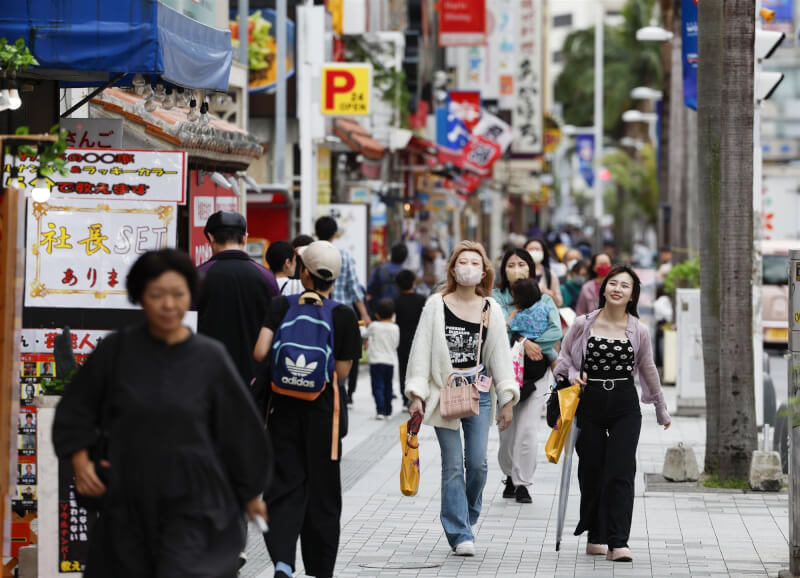 日本政府觀光局（JNTO）公布推估值，今年3月訪日外國客總數181萬7500人，回復到COVID-19疫情爆發前2019年3月的66%水準。圖為沖繩國際通。（共同社）