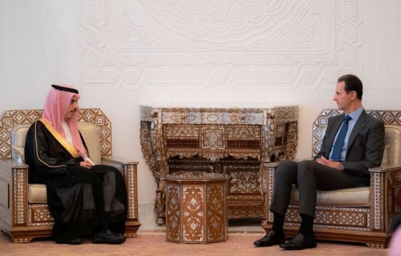 敘利亞總統阿塞德（右）18日在首都大馬士革會見到訪的沙烏地阿拉伯外交部長費瑟，終結兩國外交關係冰封十多年的局面。（SANA/Handout via路透社）