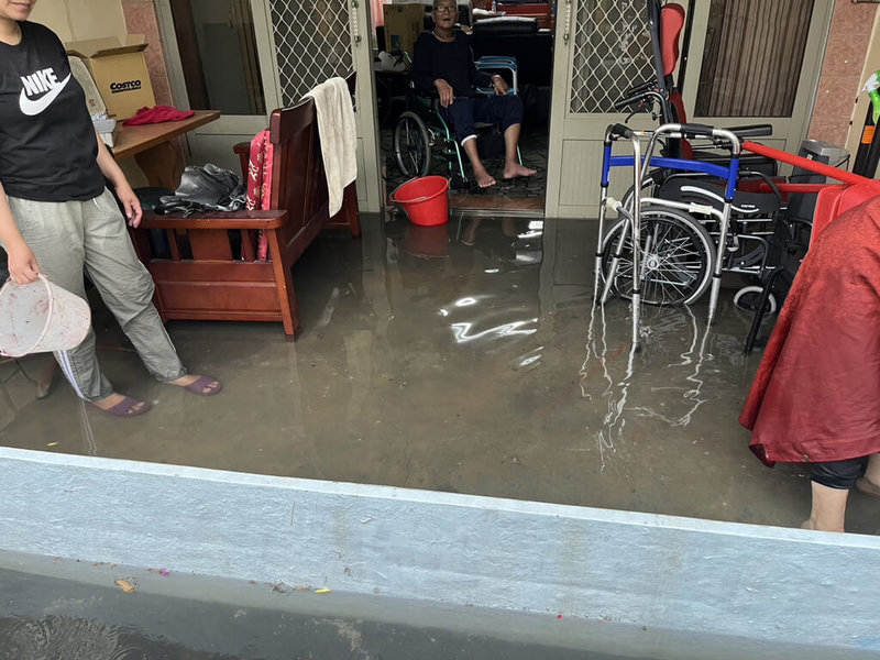 中央氣象局20日發布豪雨特報，雲林縣麥寮、東勢鄉低漥處淹水，圖為居民在自家門口設置擋水板、堆積沙包防止雨水進入。（吳明宜提供）中央社記者姜宜菁傳真  112年4月20日