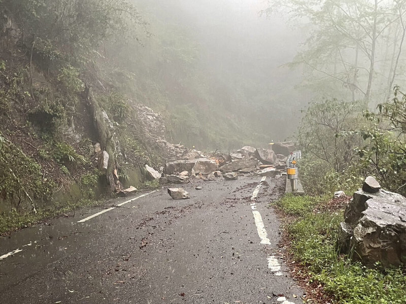 台中市陸續降雨，20日和平區通往大雪山國家森林遊樂區的雪山路29公里路段，邊坡大片石塊滑落路面，造成道路中斷。（民眾提供）中央社記者趙麗妍傳真  112年4月20日