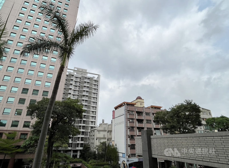 受鋒面影響，全台多縣市20日出現強降雨，但高雄市僅在凌晨短暫降雨，上午市區可見烏雲，但並無降雨。中央社記者林巧璉攝 112年4月20日