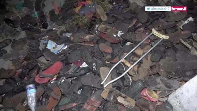 葉門首都沙那20日的賑濟活動發生致命推擠，已知造成85人喪命、數百人受傷，事故現場留下成堆鞋子。（Al Masirah TV/via Reuters TV/Handout via 路透社）