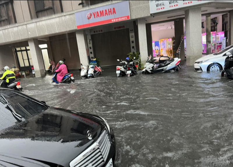 台中20日清晨降雨，潭子區多處路段積水嚴重，汽機車緩慢前行。（台中市議員蕭隆澤提供）中央社記者趙麗妍傳真 112年4月20日