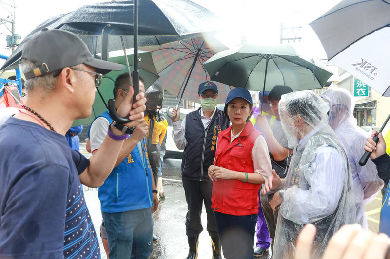 鋒面影響，台中市20日上午降下大雨，潭子區大豐路有住家淹水，副市長王育敏（紅背心者）前往會勘，了解淹水狀況。（市府提供）中央社記者趙麗妍傳真  112年4月20日