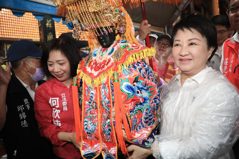 台中旱溪媽祖遶境十八庄20日舉行起駕儀式，沿途將行經台中11個行政區，台中市長盧秀燕（右）與民進黨立委何欣純（左）等人出席媽祖上轎儀式。（台中市政府提供）中央社記者蘇木春傳真  112年4月20日