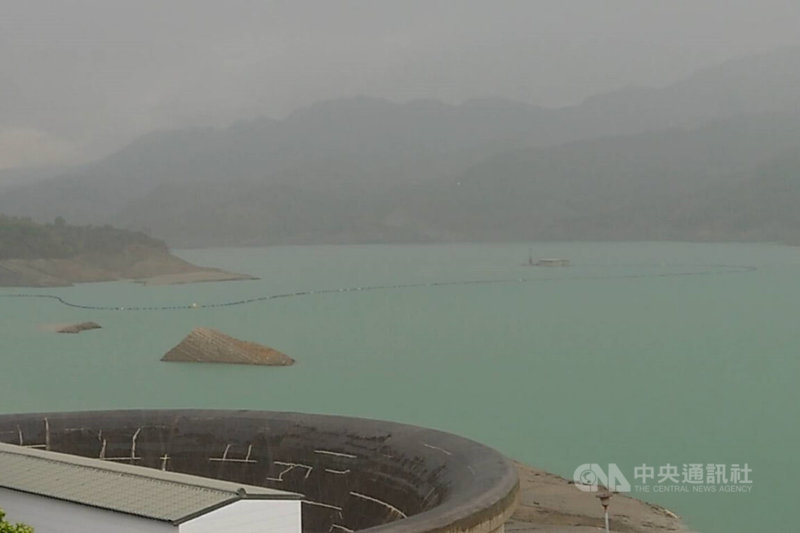 台南南化水庫附近山區20日下午響起幾陣雷聲，在一片雲系籠罩後，出現久違的雨勢。中央社記者楊思瑞攝 112年4月20日