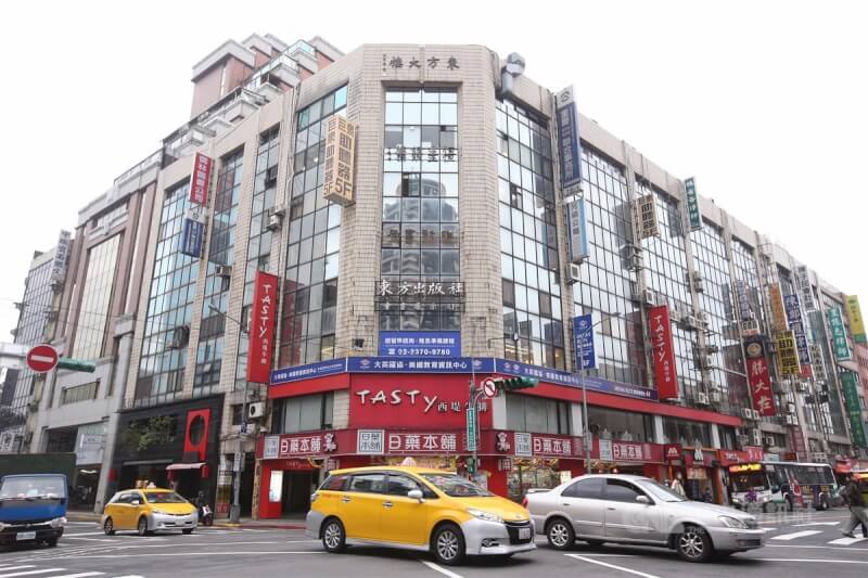 二戰後台灣文化界人士創立東方出版社接手新高堂、台灣書籍株式會社等日治時期書店成為台灣書店。東方出版社所在的東方大樓仍聳立於重慶南路一帶,但周邊書香氣息卻已被各式商家取代。中央社記者吳翊寧攝 107年2月3日