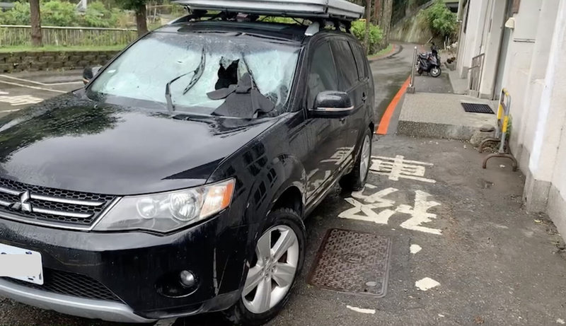 苗栗縣多處道路因豪雨造成落石坍方，一名男子20日上午駕車行經泰安鄉苗62-1線往中興村途中，遭落石砸傷人車，負傷開往附近泰安鄉衛生所求助，護理人員協助清理包紮傷口後安排救護車將男子送醫。（民眾提供）中央社記者管瑞平傳真  112年4月20日