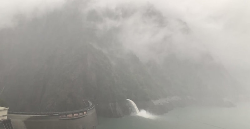 台中市接連2天降雨，和平區德基水庫以及上游集水區皆有下雨，大雨幫助德基水庫進帳。（民眾提供）中央社記者趙麗妍傳真 112年4月20日