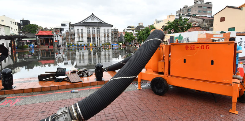 彰化縣鹿港鎮20日清晨下雷雨，雨勢又急又猛造成鹿港老街、鹿港天后宮、鹿港公會堂一帶淹水嚴重，由於雨勢減緩，加上抽水機運作，淹水陸續消退。（彰化縣政府提供）中央社記者蕭博陽彰化縣傳真  112年4月20日