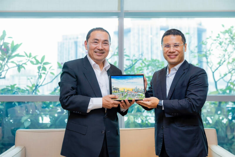 新北市長侯友宜（左）20日與新加坡國家發展部長李智陞會面。（圖取自facebook.com/desmondtslee）