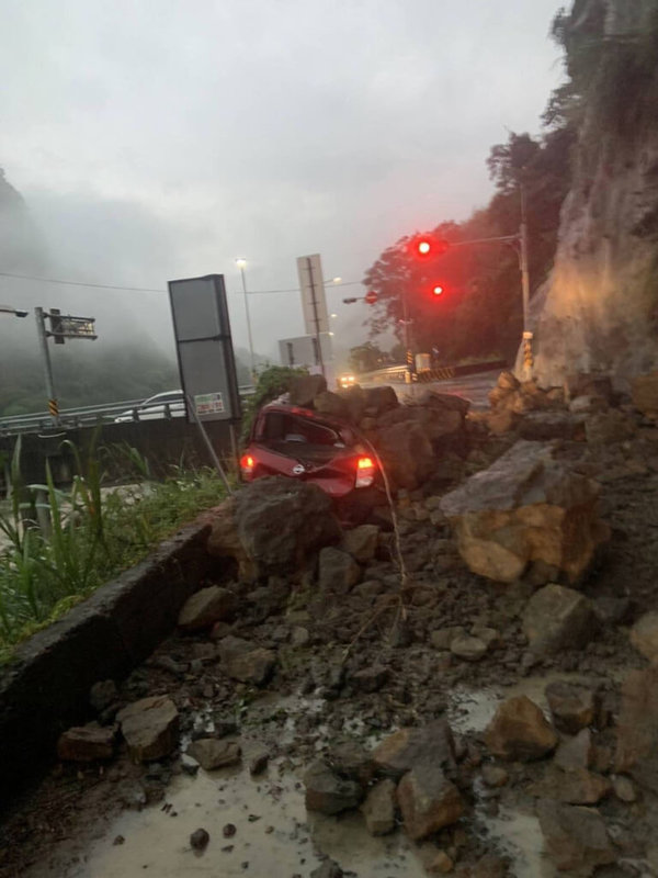 苗栗縣連夜大雨，大湖鄉苗62線0.5公里處，20日清晨發生落石坍方，一名泰安鄉公所清潔隊員工駕車上班行經該處，車輛遭落石擊中，自行脫困後送醫治療。（黃惠琴提供）中央社記者管瑞平傳真  112年4月20日