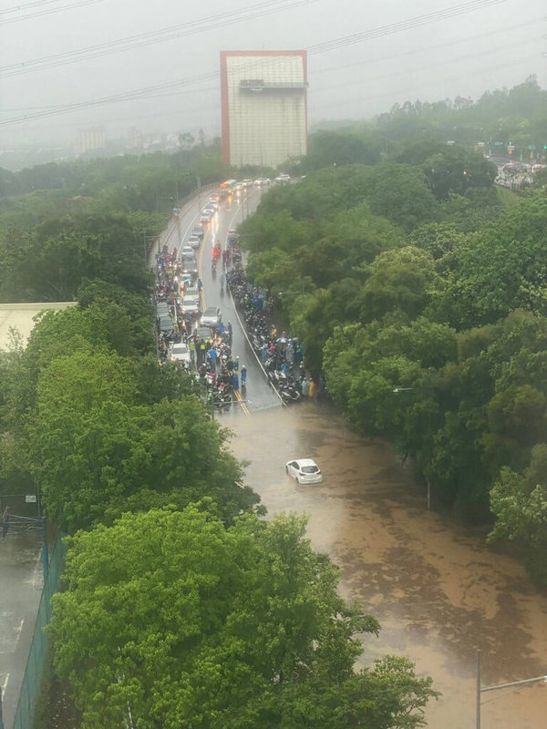 台中市西屯區科園路一帶路段20日出現積水、汽車拋錨狀況，積水直到上午11時多才消退。（林靜儀服務處提供）中央社記者蘇木春傳真  112年4月20日