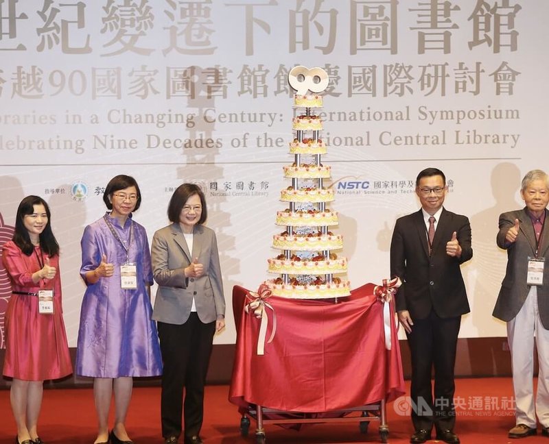 國家圖書館20日舉行90週年館慶慶祝大會，總統蔡英文（左3）出席，並與貴賓合影。中央社記者郭日曉攝  112年4月20日