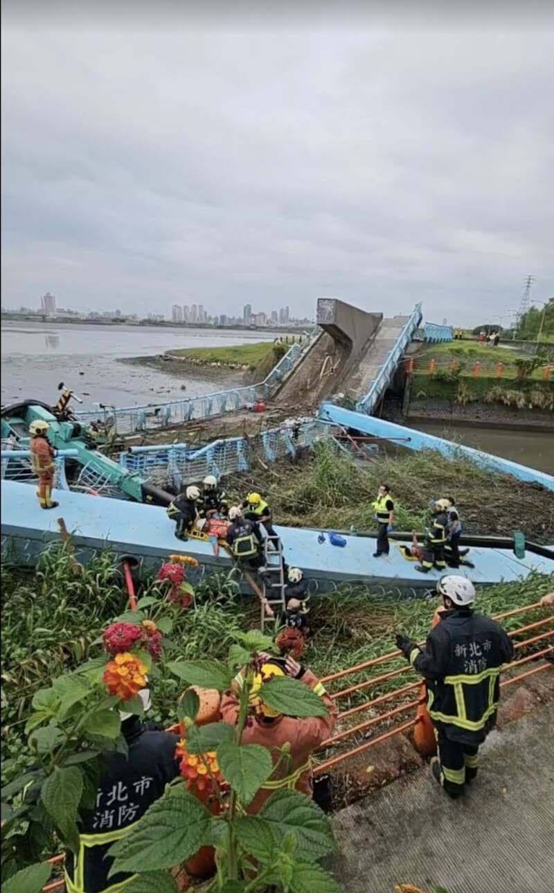 警消21日下午3時許獲報，新北市五股區觀音坑溪橋斷裂，導致橋上重機具掉落，3名工人受傷送醫。（圖取自acebook.com/imingyi）