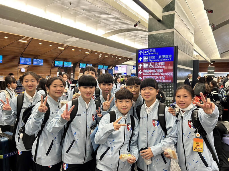 台灣女足U17代表隊21日搭機前往蒙古，參加2024年亞洲盃資格賽第1輪賽事，首戰將出戰蒙古，接著與澳洲交手，力拚分組第1前進次輪的資格賽。（中華民國足球協會提供）中央社記者黃巧雯傳真  112年4月21日