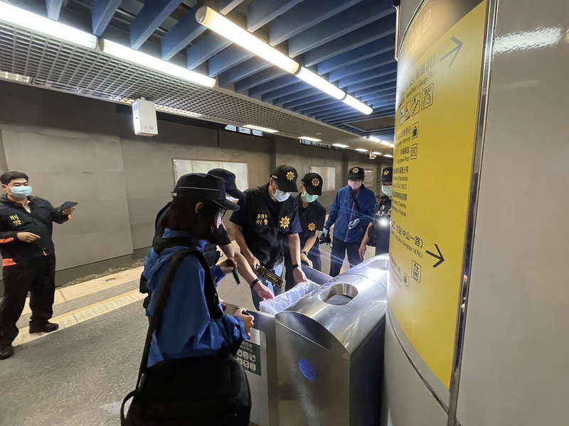 基隆地檢署陳情信箱21日接獲有人在基隆火車站安裝遙控炸彈的恐嚇郵件。警方獲報後展開地毯式安全檢查，截至晚間未發現可疑爆裂物，專案小組後續將加強戒備。（基隆警方提供）中央社記者沈如峰基隆傳真 112年4月21日