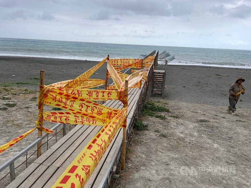 台東南迴藝術季作品「夏日轉場」步道，日前發生女子在步道拍完照後轉身踩空意外，台東縣政府事發後封閉禁止進入，20日起開始拆除。中央社記者盧太城台東攝  112年4月21日