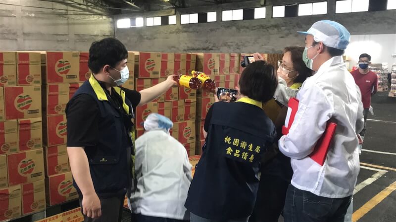 有民眾向媒體爆料蘋菓西打出現不明沉澱物,桃園市衛生局21日至蘋菓西打平鎮飲料廠房稽查,發現生產製程有缺失,已命疑慮產線停止作業並限期改善。(桃園衛生局提供) 中央社記者葉臻傳真 112年4月21日