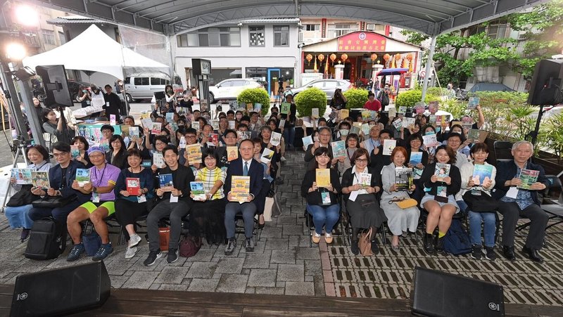 為響應聯合國「世界閱讀日」，文化部辦理「走讀台灣」系列活動，21日在台北紀州庵文學森林舉行「走讀台灣」啟動記者會。圖為與會來賓大合照。（文化部提供） 中央社記者邱祖胤傳真 112年4月21日