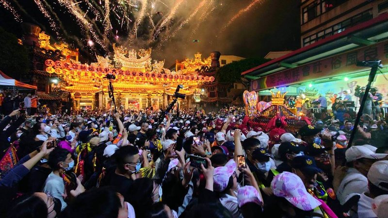 一年一度，大甲鎮瀾宮媽祖遶境進香活動，21日晚上11時5分起駕，煙火四射，閃耀大甲夜空，鑾轎緩緩前行踏上遶境進香之旅。（民眾提供）中央社記者趙麗妍傳真 112年4月21日