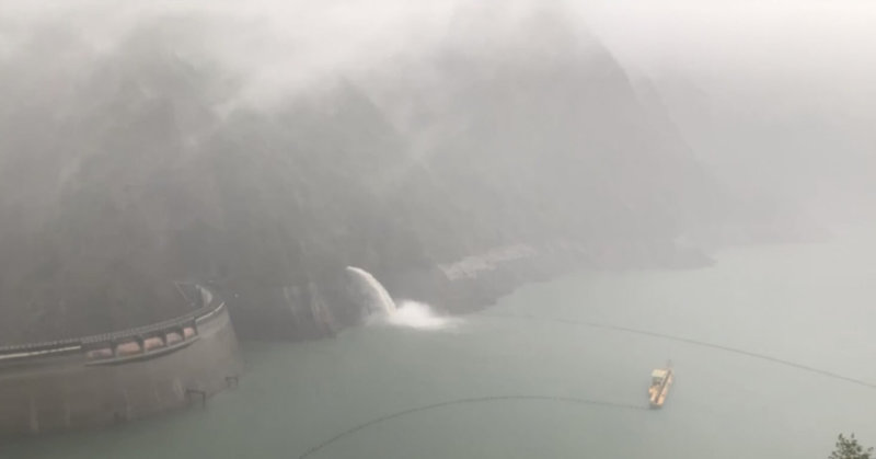 台中地區19日鋒面過境，連2天降下大雨，德基水庫水量獲得挹注。（民眾提供）中央社記者趙麗妍傳真 112年4月21日