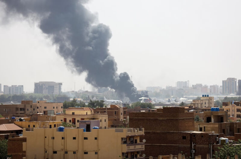 蘇丹準軍事組織「快速支援部隊」配合穆斯林開齋節假期，自當地時間21日上午6時起停火72小時。圖為17日蘇丹建築物上空冒出濃煙。（路透社）