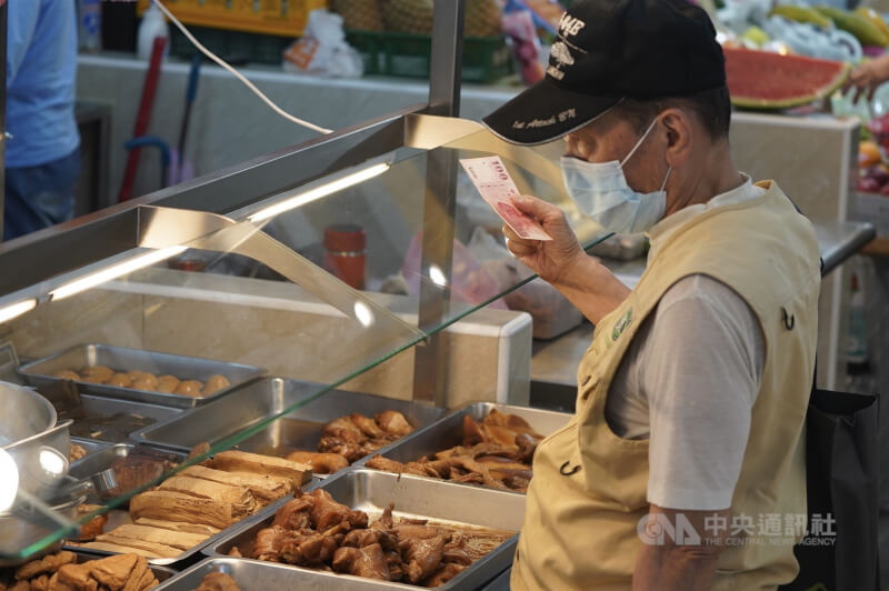 圖為民眾台北市北投中繼市場選購熟食。（中央社檔案照片）