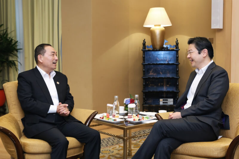 新北市長侯友宜（左）訪問新加坡，21日與副總理黃循財（右）會面。（圖取自facebook.com/LawrenceWongST）