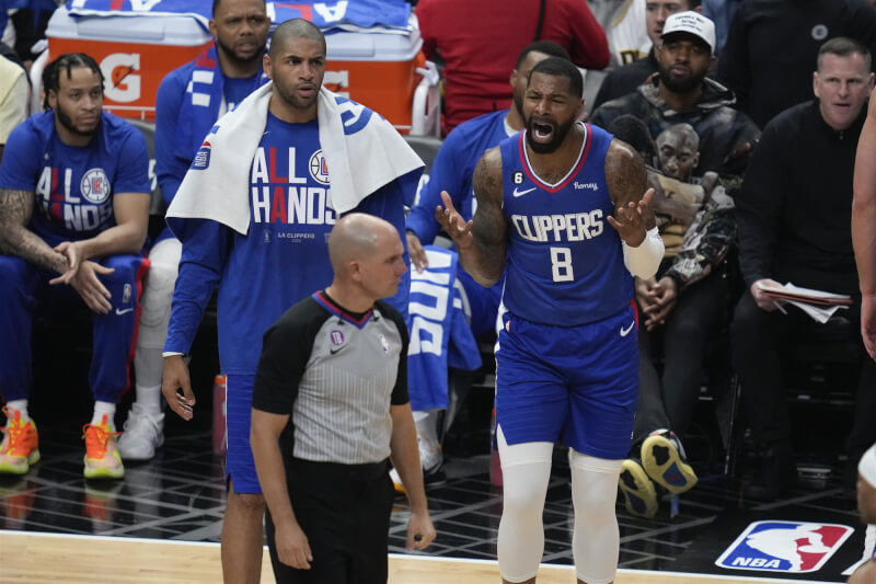 NBA鳳凰城太陽當地時間20日作客洛杉磯快艇，第3節太陽全隊獲得誇張的21次罰球機會。圖為快艇球員莫里斯（舉手抗議者）被吹罰犯規。（美聯社）