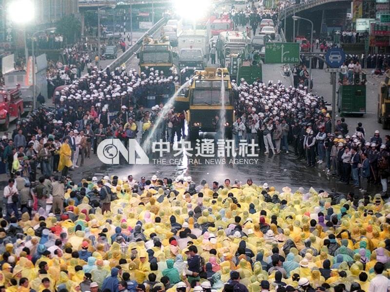 民國81年4月24日，警方出動噴水車，驅離占領忠孝西路的抗議群眾。（中央社檔案照片）