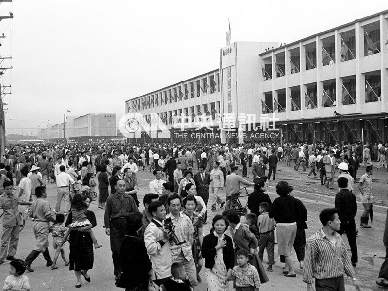 中華商場民國50年落成典禮當天，在第5棟（信棟）舉辦揭幕儀式，各店家遍插國旗，人潮熙來攘往。（中央社檔案照片）