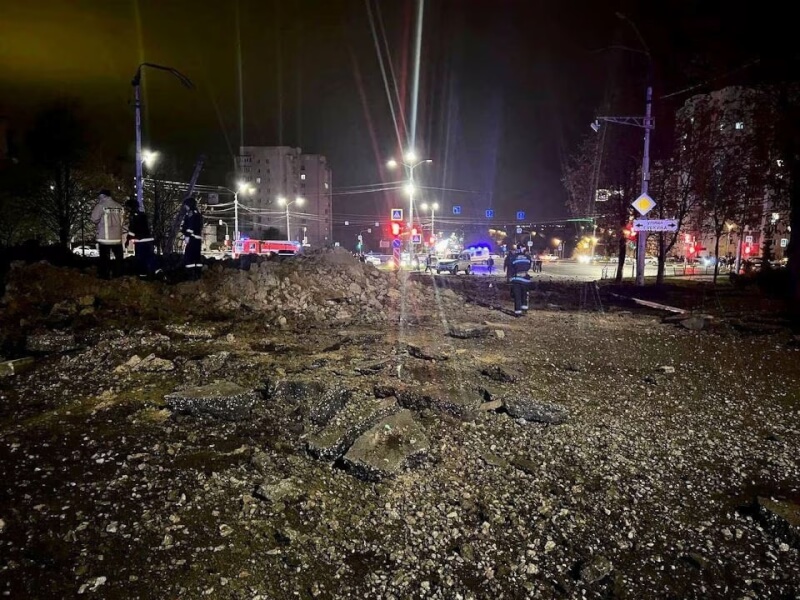 俄羅斯貝爾哥羅德市20日晚間遭戰機誤射，街上建物毀損。（路透社）