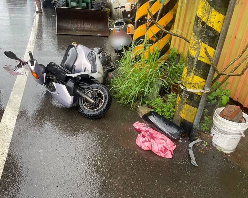 苗栗縣鍾姓女子20日冒雨騎機車外送餐點，行經竹南鎮開元路與真如路交叉口，疑因未遵守號誌與游姓男子駕駛的大貨車發生碰撞，鍾女當場陷入昏迷，經送醫急仍宣告不治。（警方提供）中央社記者管瑞平傳真  112年4月21日