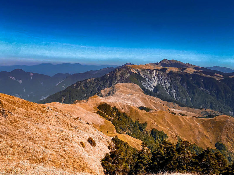 能高安東軍山縱走路線位在南投和花蓮兩縣交界高山稜線，有全台灣最美的草原坡，是近年登山熱門路線。（高山嚮導巴奇提供）中央社記者張祈傳真 112年4月22日