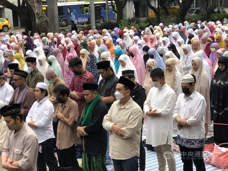 22日是伊斯蘭教今年的開齋節，數千名在台印尼移工、學生一早聚集在台灣博物館前舉行集體祈禱，除歡慶齋戒月圓滿結束，也祈禱兩岸和平。中央社記者石秀娟攝 112年4月22日