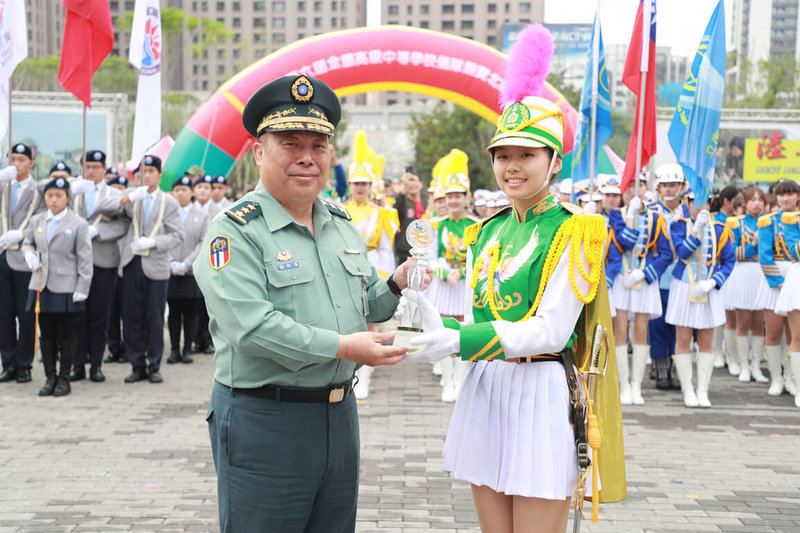 國防部「第6屆全國高級中等學校儀隊競賽」北部地區初賽，冠軍由花蓮女中奪得。（國防部提供）中央社記者黃雅詩傳真  112年4月22日