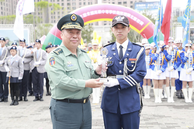 國防部「第6屆全國高級中等學校儀隊競賽」北部地區初賽，第2名由莊敬高職奪得。（國防部提供）中央社記者黃雅詩傳真  112年4月22日