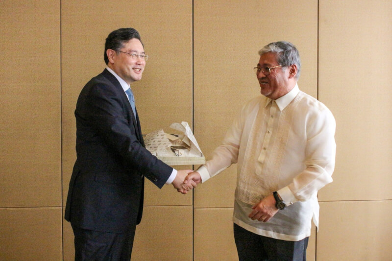 菲律賓外長馬納羅（右）22日與中國外交部長秦剛（左）會面時，關切台灣周圍海域緊張情勢。（圖取自twitter.com/SecManalo）