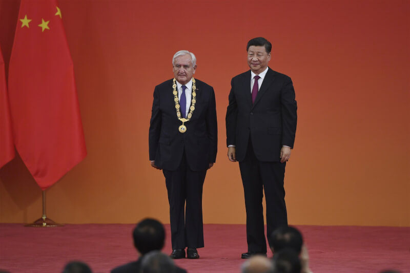 法國前總理哈發林（左）2019年從習近平（右）手中接下外國人在中國能獲得最高榮譽和賞識的「友誼勳章」。（美聯社）