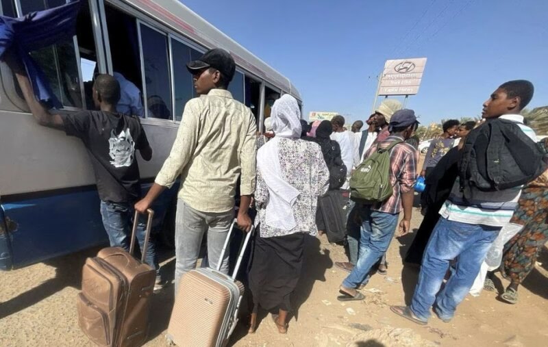蘇丹民眾19日攜帶行李準備搭車逃離陷入戰火的首都喀土穆。（路透社）