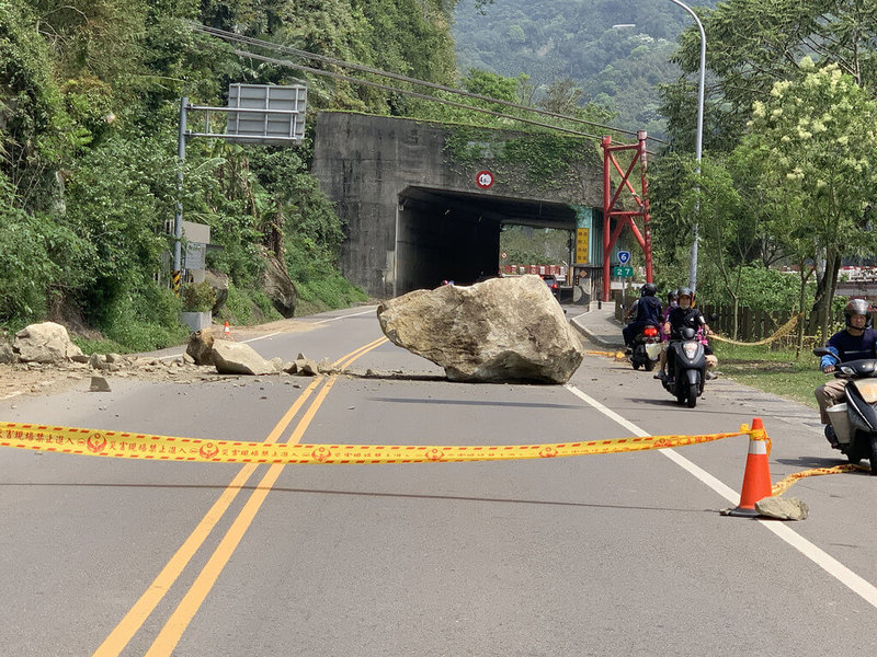 苗栗縣公館鄉出磺坑的福基1號隧道旁、台6線27公里附近23日中午有巨大石塊掉落路中央，影響通行。警消獲報前往警戒、拉起封鎖線，並通知公路總局第二區養護工程處苗栗工務段派員到場清除。（民眾提供）中央社記者魯鋼駿傳真  112年4月23日