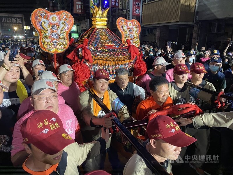 大甲鎮瀾宮媽祖遶境進香，23日凌晨由鎮瀾宮董事長顏清標（鑾轎前穿黑背心者）、副董事長鄭銘坤（鑾轎前穿紅衣者）等人扶轎，加上彰化縣警察局優勢警力，順利通過往年「一級戰區」彰化市民生地下道。中央社記者蕭博陽彰化縣攝　112年4月23日